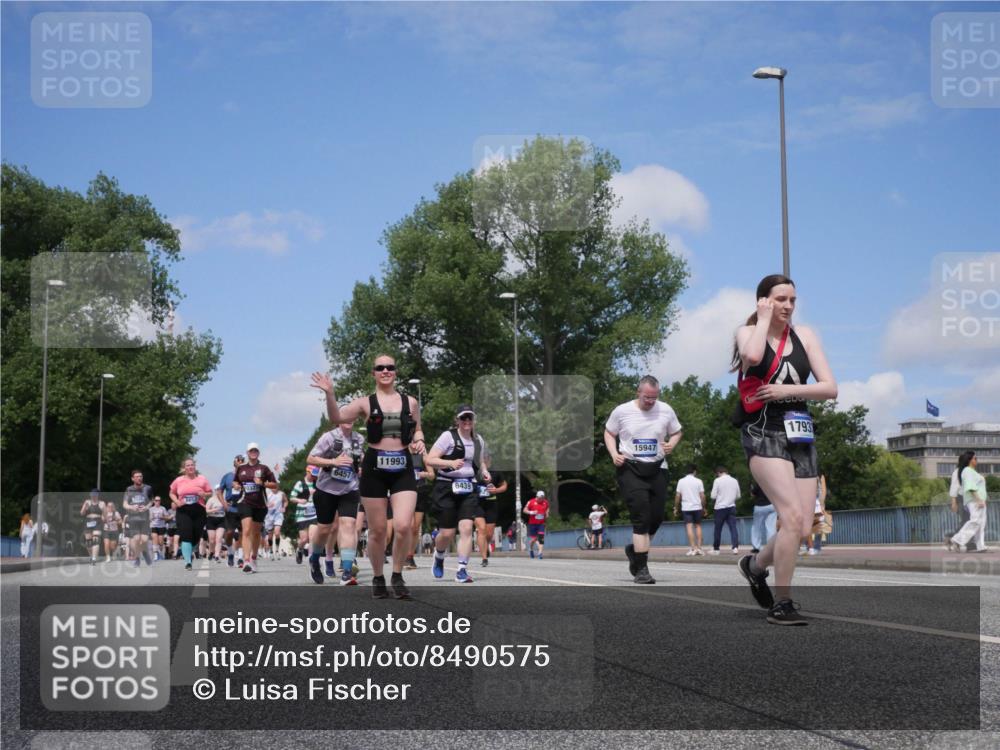 29.06.2025 - hella hamburg halbmarathon Luisa Fischer http://msf.ph/oto/8490575 29.06.2025 11:28:08 Kennedybrücke 559, 6457, 11993, 6439, 15947, 1793, 3440, 4203, 4621, 5594, 6439, 6457, 6653, 7145, 9896, 9897, 10323 meine-sportfotos.de
