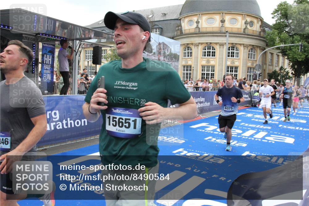 29.06.2025 - hella hamburg halbmarathon Michael Strokosch http://msf.ph/oto/8490584 29.06.2025 10:45:18 Ziel 2188, 6054, 6375, 6575, 6819, 7087, 10064, 12783, 15563, 15636, 15651, 15741, 15760, 16513, 17120, 17960, 18346, 18718 meine-sportfotos.de