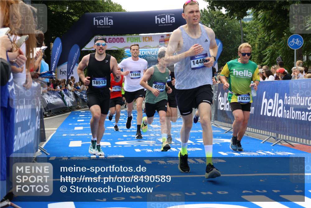 29.06.2025 - hella hamburg halbmarathon Strokosch-Dieckow http://msf.ph/oto/8490589 29.06.2025 10:43:32 Ziel 3116, 3928, 4080, 4318, 5124, 5436, 5506, 7635, 8664, 9114, 9931, 10246, 11648, 12623, 13421, 13996, 14484, 14690, 15328, 15932, 16338, 17912, 18449, 18513, 18775, 18810, 18942, 19229 meine-sportfotos.de