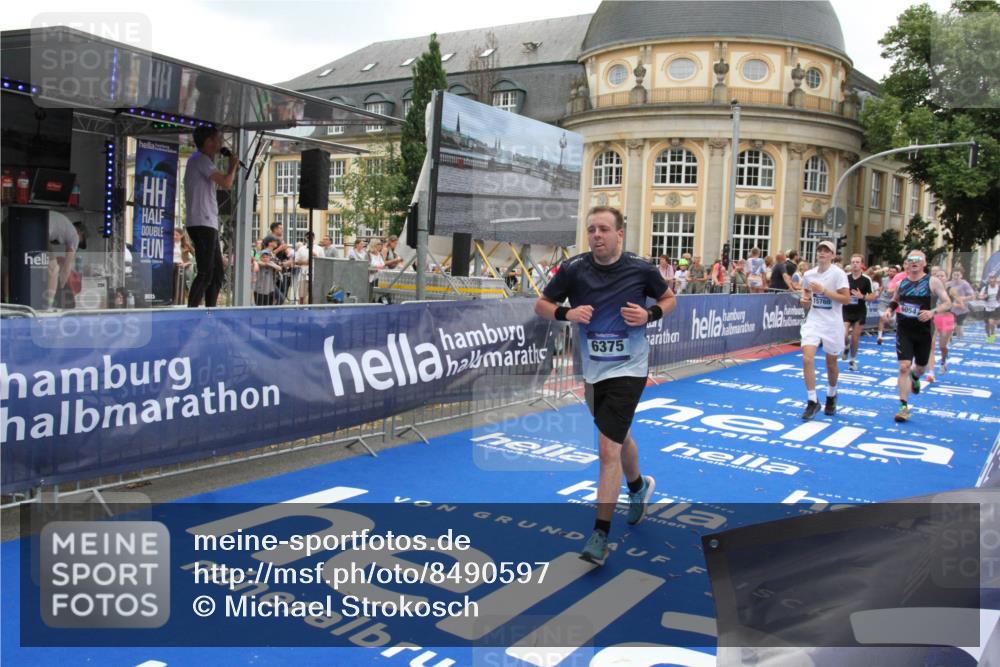 29.06.2025 - hella hamburg halbmarathon Michael Strokosch http://msf.ph/oto/8490597 29.06.2025 10:45:19 Ziel 2188, 5706, 6054, 6375, 7087, 9105, 10064, 12783, 15563, 15636, 15651, 15741, 15760, 16513, 17120, 18346, 18718 meine-sportfotos.de