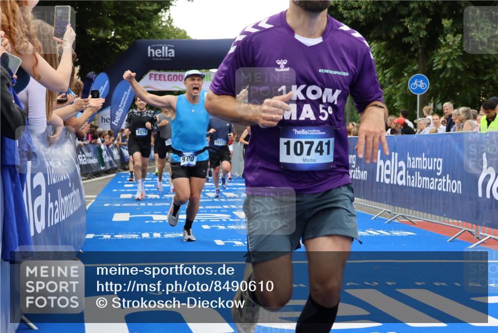 29.06.2025 - hella hamburg halbmarathon Strokosch-Dieckow http://msf.ph/oto/8490610 29.06.2025 10:45:05 Ziel 1171, 2270, 3917, 4997, 6266, 6375, 6575, 6819, 7087, 7709, 7843, 9302, 9710, 10313, 10741, 11688, 13919, 15334, 15365, 15651, 16058, 16685, 16689, 17120, 17381, 17544, 17960, 18346, 18718 meine-sportfotos.de