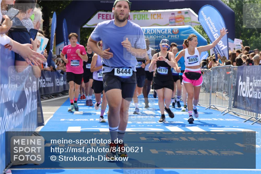 29.06.2025 - hella hamburg halbmarathon Strokosch-Dieckow http://msf.ph/oto/8490621 29.06.2025 11:30:26 Ziel 1235, 3323, 3341, 4580, 5783, 5806, 6195, 6444, 6570, 8031, 8221, 8595, 8855, 9183, 9188, 9289, 11111, 11672, 12073, 14644, 14649, 14788, 14888, 15155, 15983, 16659, 17043, 17714, 18097, 18390, 18860, 18883 meine-sportfotos.de