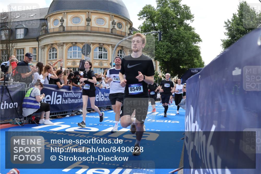 29.06.2025 - hella hamburg halbmarathon Strokosch-Dieckow http://msf.ph/oto/8490628 29.06.2025 11:42:40 Ziel 1451, 2754, 2755, 4410, 5085, 5089, 5155, 5263, 6632, 7117, 7174, 8408, 8499, 8549, 8581, 8706, 9591, 10953, 11166, 12099, 13200, 13505, 13679, 13860, 14938, 15299, 15399, 15805, 16228, 16647, 16876, 16916, 16966 meine-sportfotos.de
