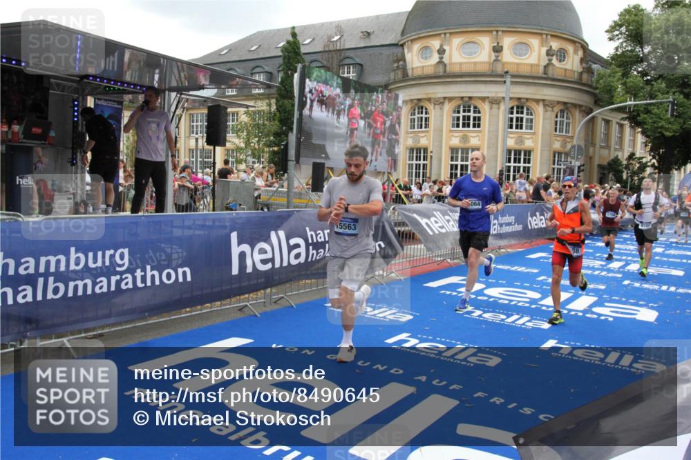 29.06.2025 - hella hamburg halbmarathon Michael Strokosch http://msf.ph/oto/8490645 29.06.2025 10:45:22 Ziel 2188, 2367, 2470, 3186, 5706, 6054, 9105, 10064, 11469, 12783, 15563, 15636, 15741, 15760, 16513, 17499 meine-sportfotos.de