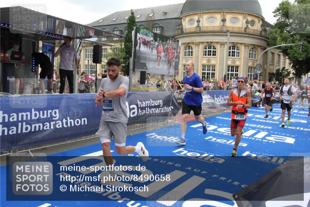 29.06.2025 - hella hamburg halbmarathon Michael Strokosch http://msf.ph/oto/8490658 29.06.2025 10:45:23 Ziel 1697, 2188, 2367, 2470, 3186, 5706, 9105, 10064, 11469, 12783, 14703, 15563, 15636, 15741, 15760, 16513, 17499 meine-sportfotos.de