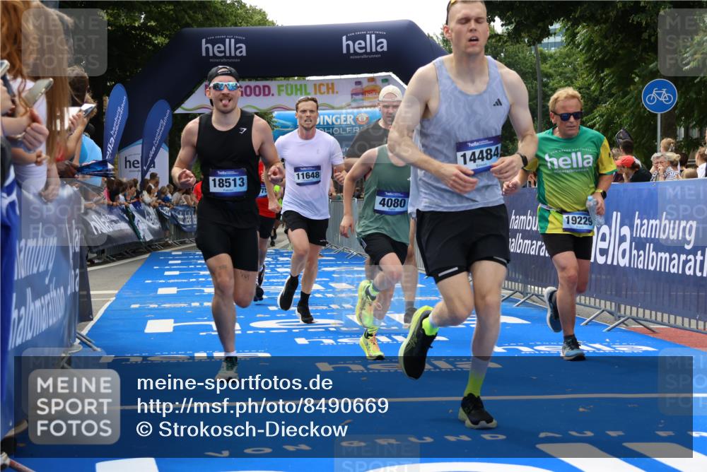 29.06.2025 - hella hamburg halbmarathon Strokosch-Dieckow http://msf.ph/oto/8490669 29.06.2025 10:43:32 Ziel 3116, 3928, 4080, 4318, 5124, 5436, 5506, 7635, 8664, 9114, 9931, 10246, 11648, 12623, 13421, 13996, 14484, 14690, 15328, 15932, 16338, 17912, 18449, 18513, 18775, 18810, 18942, 19229 meine-sportfotos.de