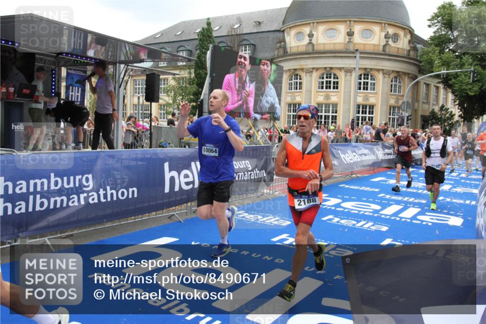 29.06.2025 - hella hamburg halbmarathon Michael Strokosch http://msf.ph/oto/8490671 29.06.2025 10:45:23 Ziel 1697, 2188, 2367, 2470, 3186, 5706, 9105, 10064, 11469, 12783, 14703, 15563, 15636, 15741, 15760, 16513, 17499 meine-sportfotos.de