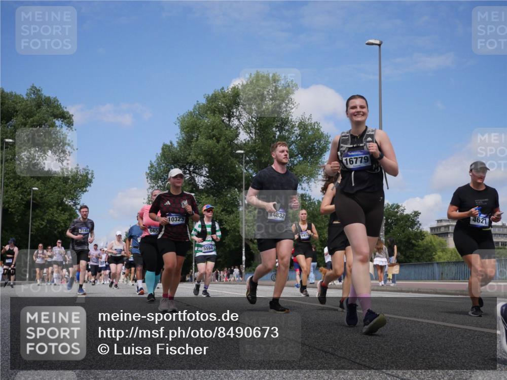 29.06.2025 - hella hamburg halbmarathon Luisa Fischer http://msf.ph/oto/8490673 29.06.2025 11:28:12 Kennedybrücke 7145, 665, 10323, 5594, 14832, 1474, 60, 16779, 4621, 4621, 5594, 6439, 6457, 6653, 6685, 7145, 10323 meine-sportfotos.de
