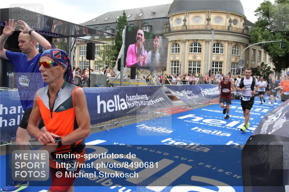 29.06.2025 - hella hamburg halbmarathon Michael Strokosch http://msf.ph/oto/8490681 29.06.2025 10:45:24 Ziel 1697, 2188, 2367, 2470, 3186, 5706, 9105, 10064, 11469, 14703, 15563, 15741, 17499, 18407 meine-sportfotos.de
