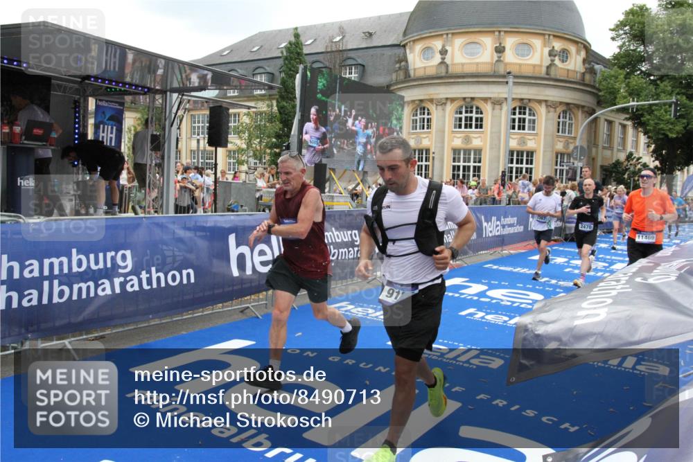 29.06.2025 - hella hamburg halbmarathon Michael Strokosch http://msf.ph/oto/8490713 29.06.2025 10:45:25 Ziel 1697, 2188, 2367, 2470, 3186, 5706, 9105, 10064, 11469, 12643, 14703, 15563, 17499, 18407 meine-sportfotos.de