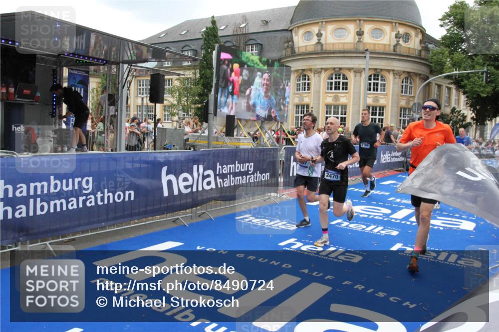 29.06.2025 - hella hamburg halbmarathon Michael Strokosch http://msf.ph/oto/8490724 29.06.2025 10:45:26 Ziel 1697, 2367, 2470, 3186, 5706, 9105, 11469, 12277, 12643, 14703, 17499, 18407, 18638 meine-sportfotos.de