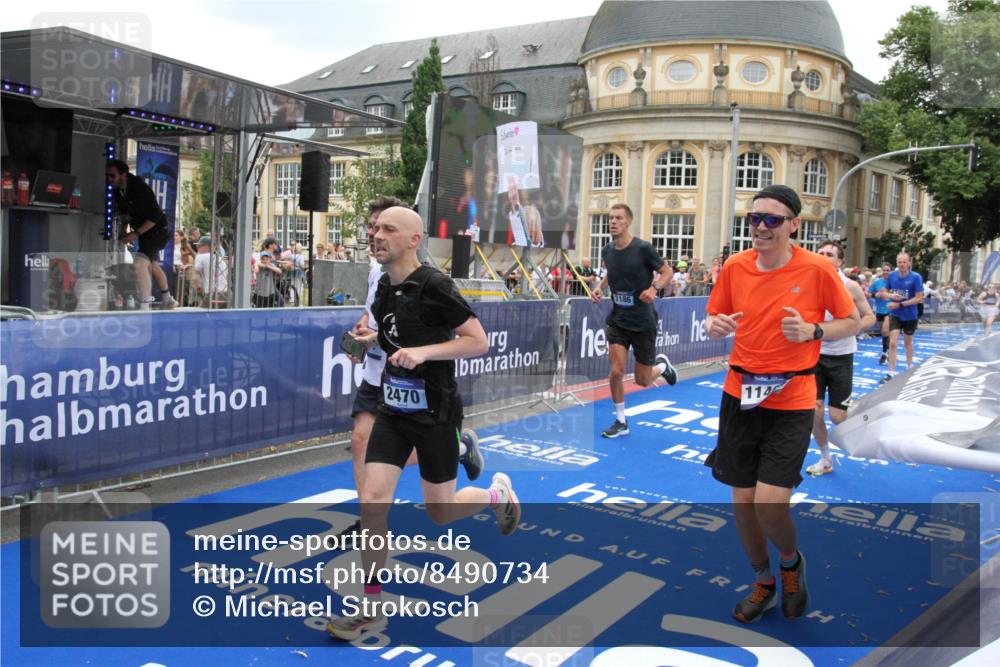 29.06.2025 - hella hamburg halbmarathon Michael Strokosch http://msf.ph/oto/8490734 29.06.2025 10:45:27 Ziel 1697, 2367, 2470, 3186, 5706, 9105, 11469, 12277, 12643, 14703, 17499, 18407, 18638 meine-sportfotos.de