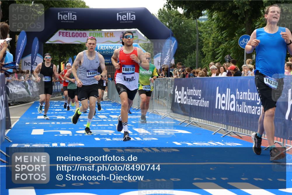 29.06.2025 - hella hamburg halbmarathon Strokosch-Dieckow http://msf.ph/oto/8490744 29.06.2025 10:43:30 Ziel 2653, 3116, 3928, 4080, 5124, 5436, 5506, 7635, 8664, 9931, 10237, 10246, 11648, 12623, 13996, 14484, 14690, 16338, 17391, 17912, 18513, 18775, 18810, 18942, 19009, 19051, 19229 meine-sportfotos.de