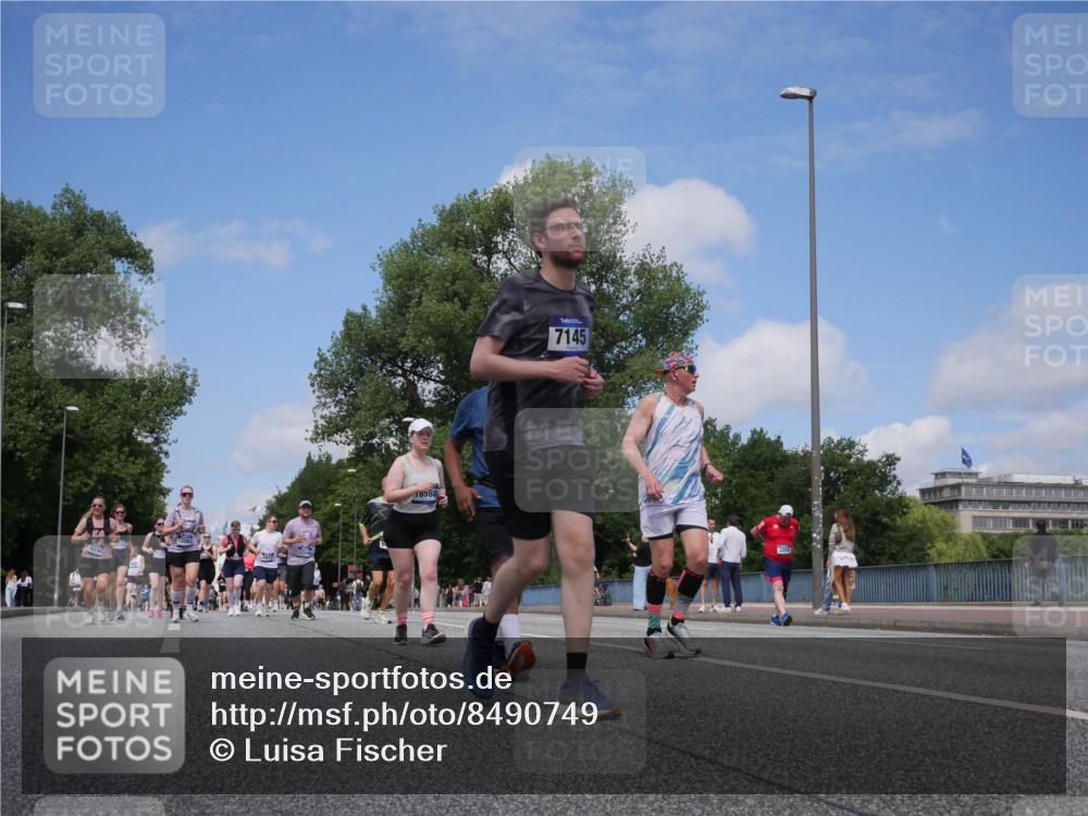 29.06.2025 - hella hamburg halbmarathon Luisa Fischer http://msf.ph/oto/8490749 29.06.2025 11:28:16 Kennedybrücke 15198, 16588, 7145, 4621, 4811, 5594, 6457, 6653, 6685, 7145, 10323 meine-sportfotos.de