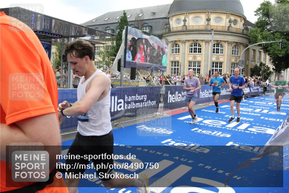 29.06.2025 - hella hamburg halbmarathon Michael Strokosch http://msf.ph/oto/8490750 29.06.2025 10:45:28 Ziel 1697, 2367, 2470, 3186, 5706, 9105, 11469, 12277, 12643, 14703, 16725, 17499, 18407, 18638 meine-sportfotos.de