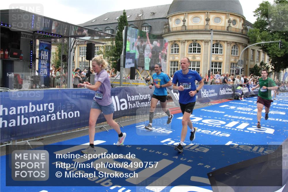 29.06.2025 - hella hamburg halbmarathon Michael Strokosch http://msf.ph/oto/8490757 29.06.2025 10:45:29 Ziel 1697, 2367, 2470, 3186, 11469, 12277, 12643, 14703, 16725, 17499, 18407, 18638 meine-sportfotos.de