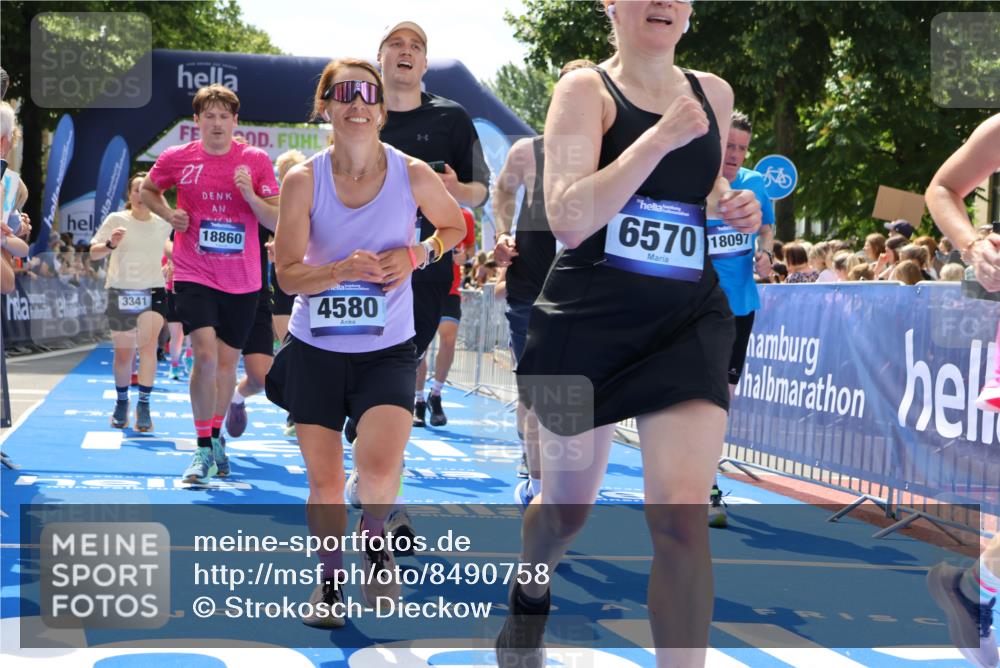 29.06.2025 - hella hamburg halbmarathon Strokosch-Dieckow http://msf.ph/oto/8490758 29.06.2025 11:30:29 Ziel 1235, 2838, 3323, 3341, 4580, 5783, 6195, 6243, 6444, 6570, 7644, 8031, 8221, 8595, 8855, 9183, 9188, 9289, 9927, 11111, 11672, 12073, 14644, 14649, 14788, 14888, 15155, 15983, 16659, 17043, 17714, 18097, 18158, 18390, 18860, 18883 meine-sportfotos.de