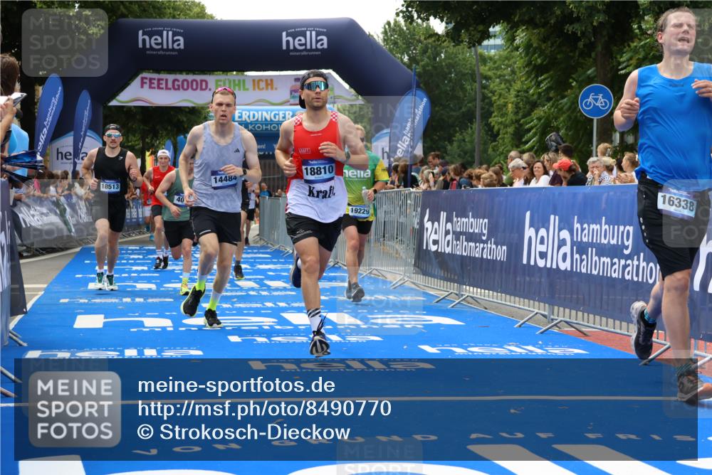 29.06.2025 - hella hamburg halbmarathon Strokosch-Dieckow http://msf.ph/oto/8490770 29.06.2025 10:43:30 Ziel 2653, 3116, 3928, 4080, 5124, 5436, 5506, 7635, 8664, 9931, 10237, 10246, 11648, 12623, 13996, 14484, 14690, 16338, 17391, 17912, 18513, 18775, 18810, 18942, 19009, 19051, 19229 meine-sportfotos.de