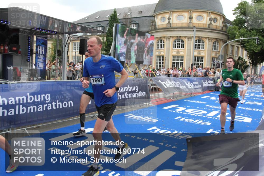 29.06.2025 - hella hamburg halbmarathon Michael Strokosch http://msf.ph/oto/8490774 29.06.2025 10:45:30 Ziel 1697, 3186, 6831, 11469, 12277, 12643, 14062, 14703, 16725, 17499, 18407, 18638 meine-sportfotos.de