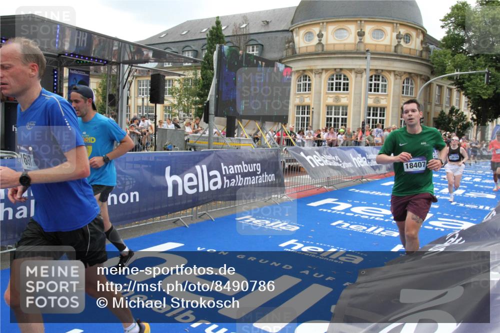 29.06.2025 - hella hamburg halbmarathon Michael Strokosch http://msf.ph/oto/8490786 29.06.2025 10:45:30 Ziel 1697, 3186, 6831, 11469, 12277, 12643, 14062, 14703, 16725, 17499, 18407, 18638 meine-sportfotos.de