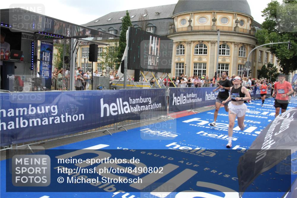 29.06.2025 - hella hamburg halbmarathon Michael Strokosch http://msf.ph/oto/8490802 29.06.2025 10:45:32 Ziel 1697, 2138, 2415, 6831, 8374, 12277, 12643, 14062, 14703, 16725, 18407, 18638 meine-sportfotos.de