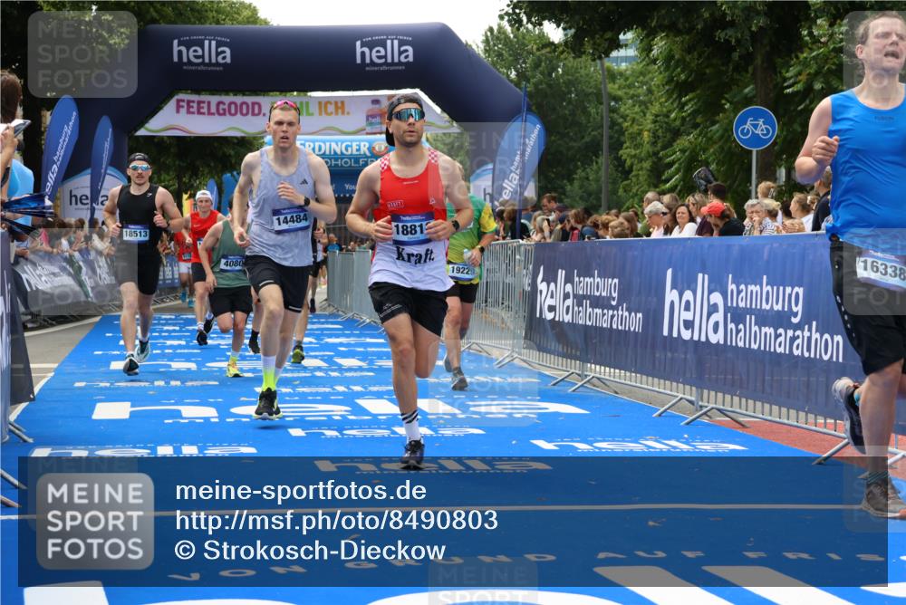 29.06.2025 - hella hamburg halbmarathon Strokosch-Dieckow http://msf.ph/oto/8490803 29.06.2025 10:43:30 Ziel 2653, 3116, 3928, 4080, 5124, 5436, 5506, 7635, 8664, 9931, 10237, 10246, 11648, 12623, 13996, 14484, 14690, 16338, 17391, 17912, 18513, 18775, 18810, 18942, 19009, 19051, 19229 meine-sportfotos.de