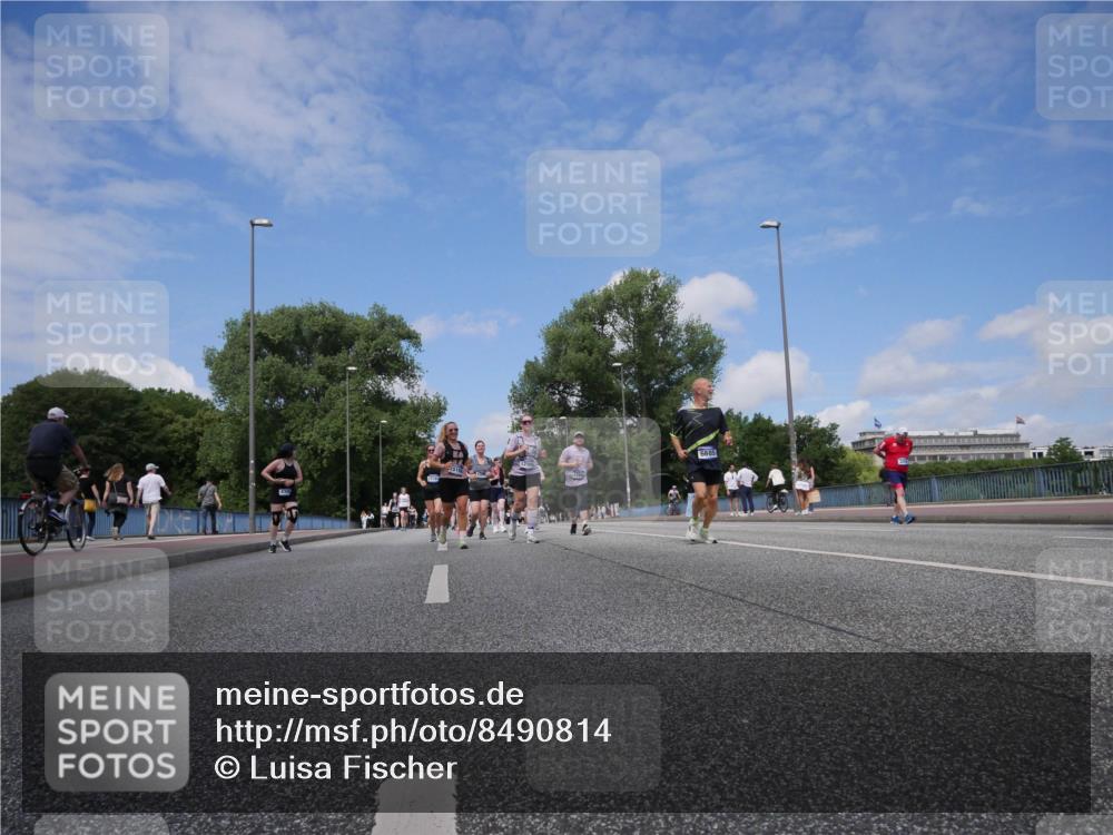 29.06.2025 - hella hamburg halbmarathon Luisa Fischer http://msf.ph/oto/8490814 29.06.2025 11:28:20 Kennedybrücke 1162, 3250, 4810, 4811, 6685, 7107, 7145 meine-sportfotos.de