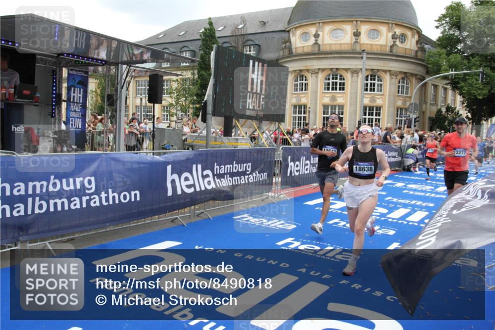 29.06.2025 - hella hamburg halbmarathon Michael Strokosch http://msf.ph/oto/8490818 29.06.2025 10:45:32 Ziel 1697, 2138, 2415, 6831, 8374, 12277, 12643, 14062, 14703, 16725, 18407, 18638 meine-sportfotos.de