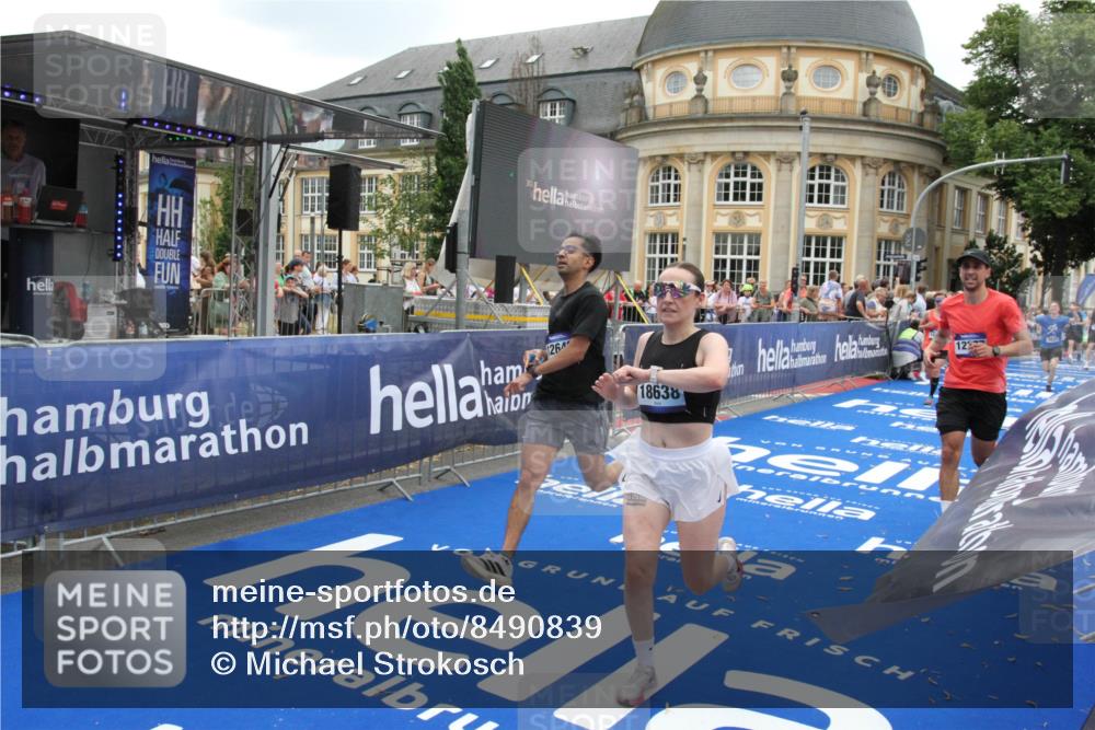 29.06.2025 - hella hamburg halbmarathon Michael Strokosch http://msf.ph/oto/8490839 29.06.2025 10:45:32 Ziel 1697, 2138, 2415, 6831, 8374, 12277, 12643, 14062, 14703, 16725, 18407, 18638 meine-sportfotos.de