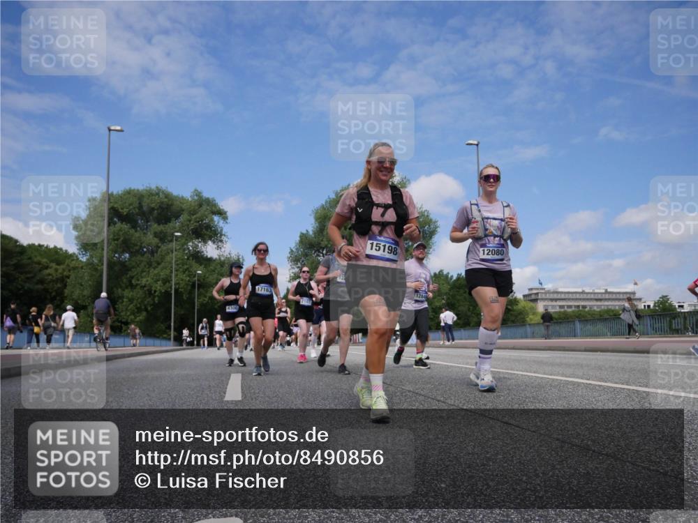 29.06.2025 - hella hamburg halbmarathon Luisa Fischer http://msf.ph/oto/8490856 29.06.2025 11:28:23 Kennedybrücke 4300, 15198, 17163, 214, 1284, 12080, 1162, 3250, 4300, 4810, 4811, 6685, 7107 meine-sportfotos.de