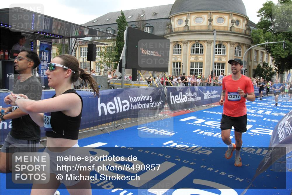 29.06.2025 - hella hamburg halbmarathon Michael Strokosch http://msf.ph/oto/8490857 29.06.2025 10:45:33 Ziel 2138, 2415, 5623, 6831, 8374, 12277, 12643, 14062, 16725, 18407, 18638 meine-sportfotos.de