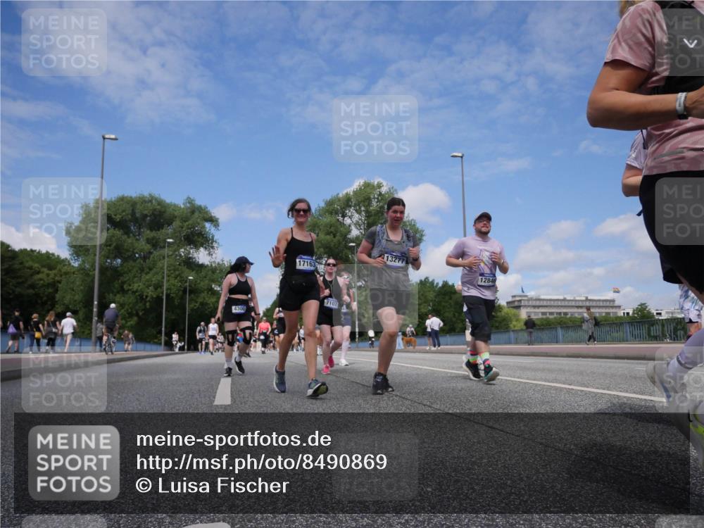 29.06.2025 - hella hamburg halbmarathon Luisa Fischer http://msf.ph/oto/8490869 29.06.2025 11:28:24 Kennedybrücke 17163, 13277, 4300, 7107, 12846, 1162, 3250, 4300, 4810, 4811, 6685, 7107 meine-sportfotos.de