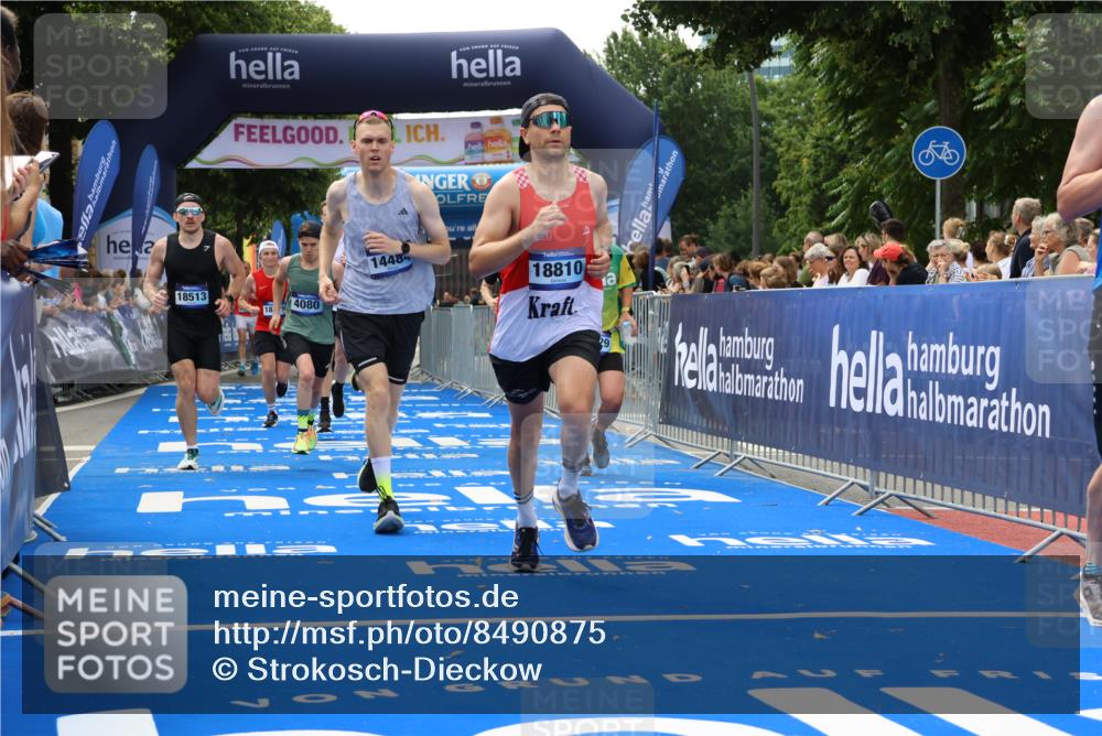 29.06.2025 - hella hamburg halbmarathon Strokosch-Dieckow http://msf.ph/oto/8490875 29.06.2025 10:43:31 Ziel 3116, 3928, 4080, 5124, 5436, 5506, 7635, 8664, 9931, 10237, 10246, 11648, 12623, 13996, 14484, 14690, 16338, 17391, 17912, 18449, 18513, 18775, 18810, 18942, 19051, 19229 meine-sportfotos.de