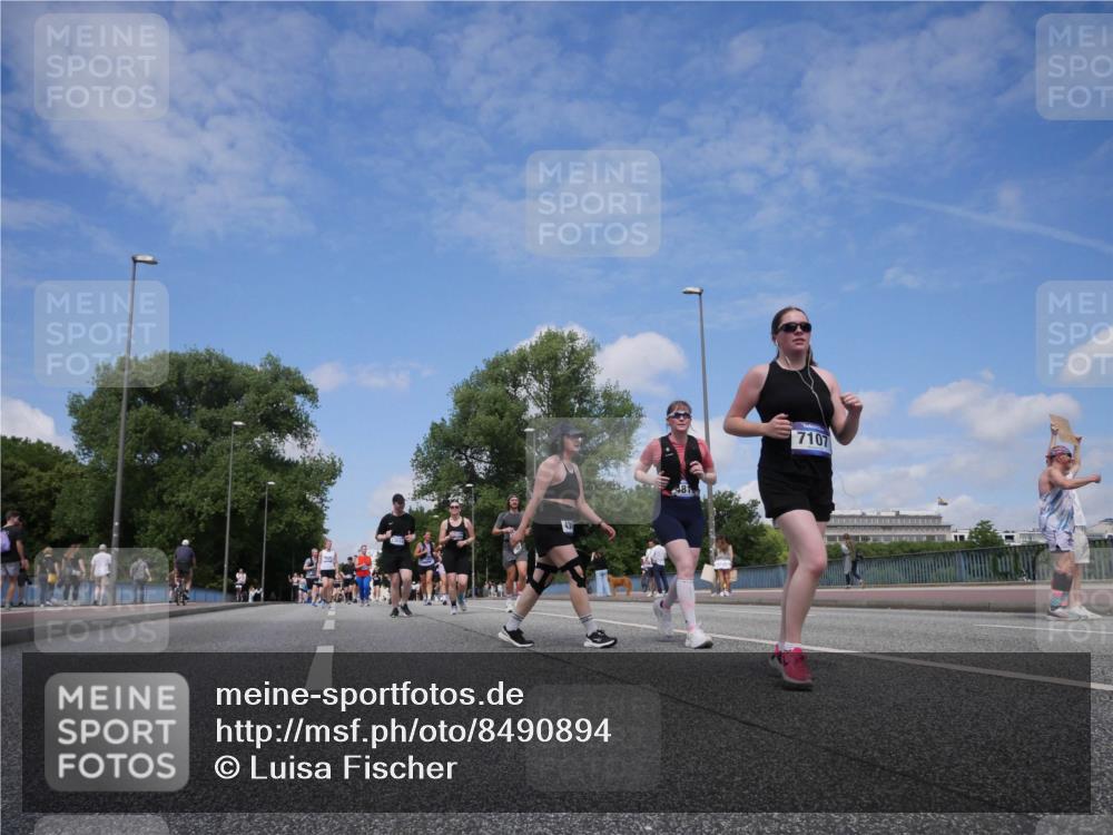 29.06.2025 - hella hamburg halbmarathon Luisa Fischer http://msf.ph/oto/8490894 29.06.2025 11:28:26 Kennedybrücke 7107, 1162, 3250, 4300, 4810, 4811, 7107, 9052 meine-sportfotos.de