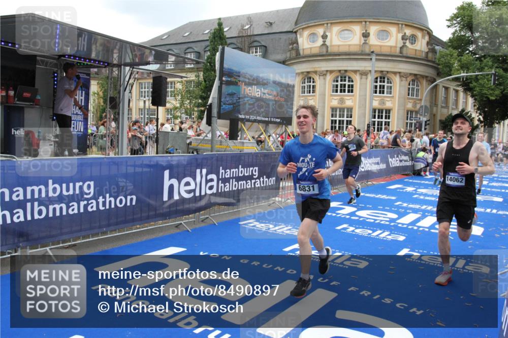 29.06.2025 - hella hamburg halbmarathon Michael Strokosch http://msf.ph/oto/8490897 29.06.2025 10:45:36 Ziel 2138, 2415, 5623, 6831, 8374, 8668, 11291, 11495, 12154, 14062, 15666, 16725, 18878 meine-sportfotos.de