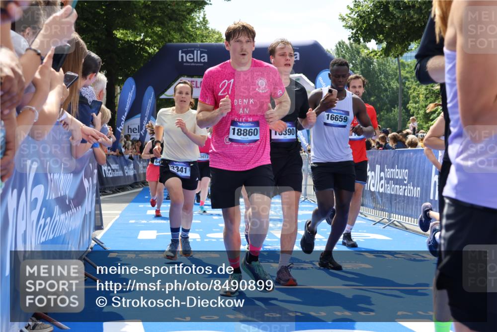 29.06.2025 - hella hamburg halbmarathon Strokosch-Dieckow http://msf.ph/oto/8490899 29.06.2025 11:30:30 Ziel 1235, 2838, 3323, 3341, 4580, 6195, 6243, 6444, 6570, 7644, 8221, 8595, 8717, 8855, 9183, 9188, 9289, 9927, 11111, 11672, 12073, 14644, 14649, 14788, 14888, 15155, 15983, 16659, 17043, 17312, 17714, 18097, 18158, 18390, 18860, 18883 meine-sportfotos.de
