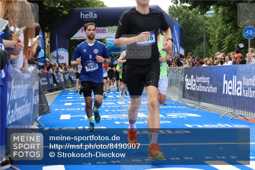 29.06.2025 - hella hamburg halbmarathon Strokosch-Dieckow http://msf.ph/oto/8490907 29.06.2025 10:43:28 Ziel 2653, 3928, 4080, 5124, 5436, 5506, 7635, 8664, 9931, 10237, 10246, 11648, 12623, 13348, 13996, 14484, 16338, 16720, 17391, 18513, 18775, 18810, 18942, 18987, 19009, 19051, 19229 meine-sportfotos.de