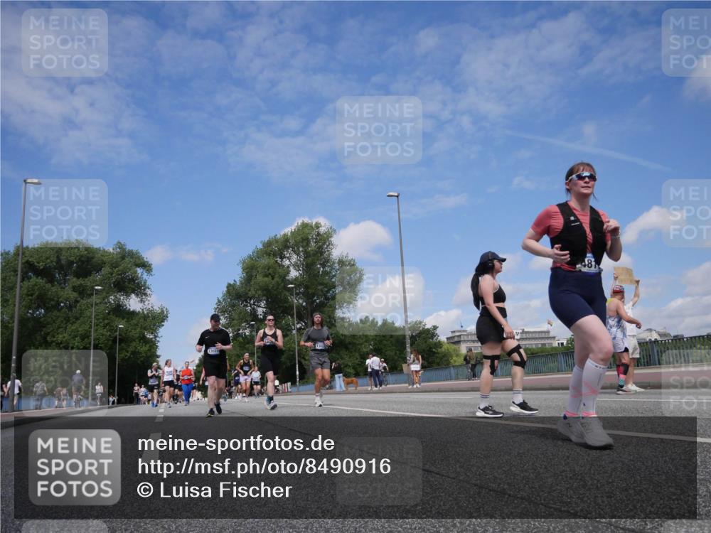 29.06.2025 - hella hamburg halbmarathon Luisa Fischer http://msf.ph/oto/8490916 29.06.2025 11:28:27 Kennedybrücke 13022, 481, 1162, 3250, 4300, 4810, 4811, 7107, 9052 meine-sportfotos.de