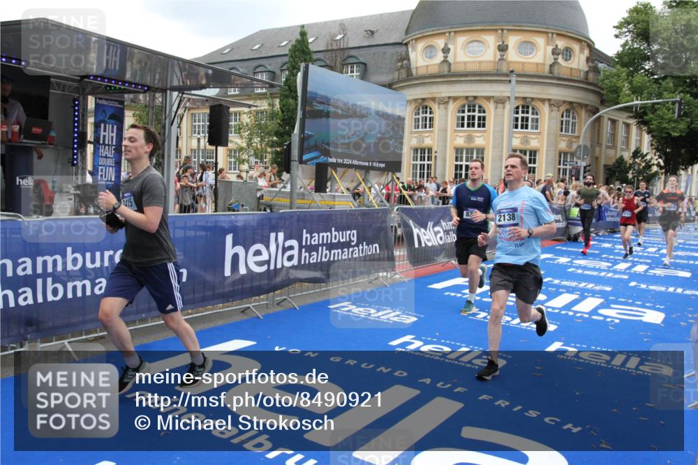 29.06.2025 - hella hamburg halbmarathon Michael Strokosch http://msf.ph/oto/8490921 29.06.2025 10:45:38 Ziel 2138, 2415, 5623, 6831, 8374, 8668, 11291, 11495, 12154, 14062, 14764, 15666, 17674, 18862, 18878 meine-sportfotos.de