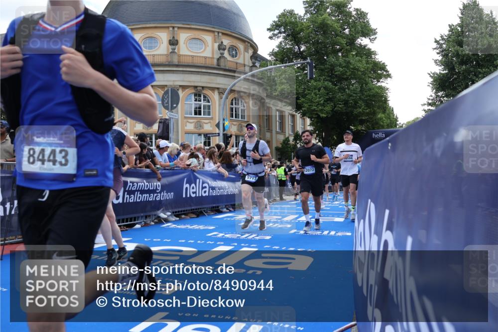 29.06.2025 - hella hamburg halbmarathon Strokosch-Dieckow http://msf.ph/oto/8490944 29.06.2025 11:42:52 Ziel 1253, 1705, 2524, 2754, 2755, 2888, 4259, 4410, 5703, 5713, 6098, 6632, 7506, 7647, 7661, 8443, 8706, 8995, 9495, 10104, 10315, 10474, 10835, 10845, 10846, 10953, 11980, 12072, 12722, 13466, 13783, 15685, 16061, 16352, 18054, 18656 meine-sportfotos.de