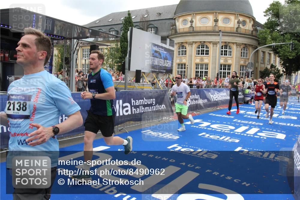 29.06.2025 - hella hamburg halbmarathon Michael Strokosch http://msf.ph/oto/8490962 29.06.2025 10:45:39 Ziel 2138, 2415, 5623, 6071, 6831, 8374, 8668, 11291, 11495, 12154, 14062, 14764, 15666, 17674, 18862, 18878 meine-sportfotos.de