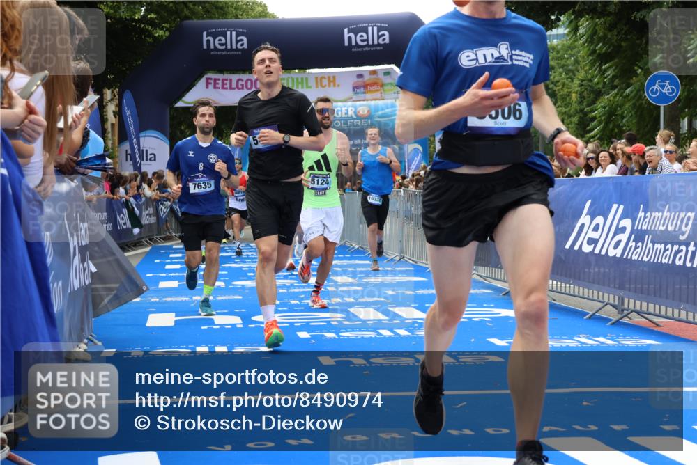 29.06.2025 - hella hamburg halbmarathon Strokosch-Dieckow http://msf.ph/oto/8490974 29.06.2025 10:43:27 Ziel 2653, 3928, 4080, 5124, 5436, 5506, 7635, 8664, 9931, 10237, 10246, 11648, 12623, 13348, 14484, 15921, 16338, 16720, 17391, 18274, 18513, 18775, 18810, 18942, 18987, 19009, 19051, 19229 meine-sportfotos.de