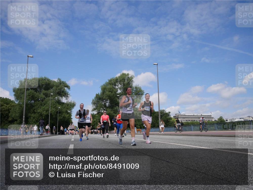 29.06.2025 - hella hamburg halbmarathon Luisa Fischer http://msf.ph/oto/8491009 29.06.2025 11:28:33 Kennedybrücke 4052, 7627, 846, 18165, 4300, 5221, 5226, 5346, 5606, 7627, 9052, 10388 meine-sportfotos.de