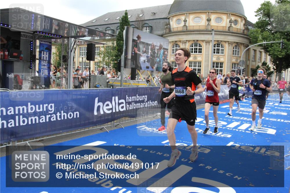 29.06.2025 - hella hamburg halbmarathon Michael Strokosch http://msf.ph/oto/8491017 29.06.2025 10:45:41 Ziel 2138, 5623, 6071, 6711, 8374, 8668, 11291, 11495, 12154, 14764, 15666, 17674, 18862, 18878 meine-sportfotos.de