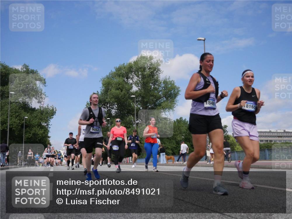 29.06.2025 - hella hamburg halbmarathon Luisa Fischer http://msf.ph/oto/8491021 29.06.2025 11:28:34 Kennedybrücke 9052, 5346, 5221, 806, 846, 8165, 3942, 4300, 5221, 5226, 5346, 5606, 7226, 7627, 9052, 10388 meine-sportfotos.de