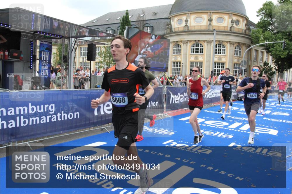 29.06.2025 - hella hamburg halbmarathon Michael Strokosch http://msf.ph/oto/8491034 29.06.2025 10:45:41 Ziel 2138, 5623, 6071, 6711, 8374, 8668, 11291, 11495, 12154, 14764, 15666, 17674, 18862, 18878 meine-sportfotos.de