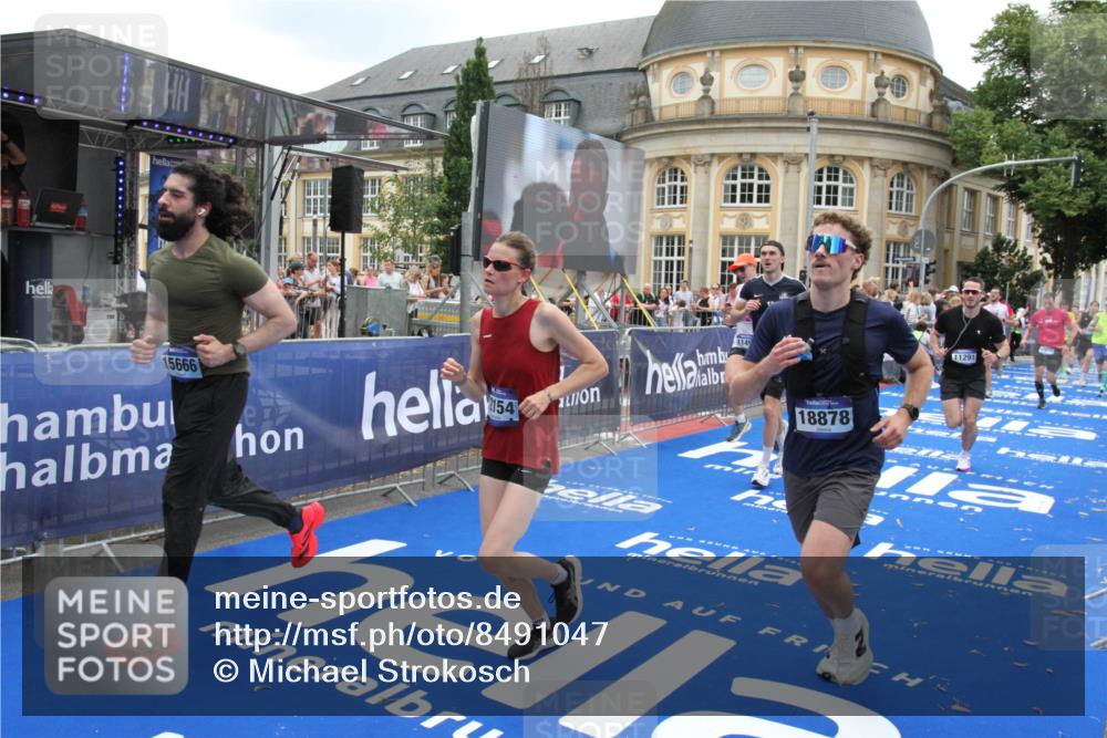 29.06.2025 - hella hamburg halbmarathon Michael Strokosch http://msf.ph/oto/8491047 29.06.2025 10:45:42 Ziel 5623, 6071, 6711, 8668, 11291, 11495, 12154, 14764, 15666, 17332, 17674, 18862, 18878 meine-sportfotos.de