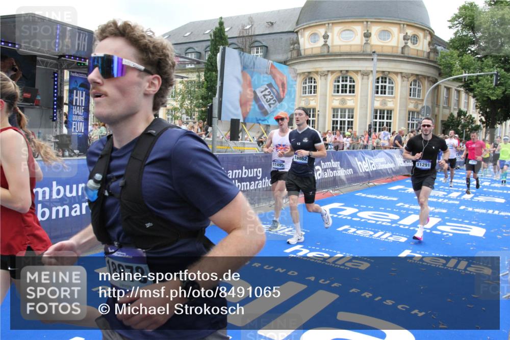29.06.2025 - hella hamburg halbmarathon Michael Strokosch http://msf.ph/oto/8491065 29.06.2025 10:45:42 Ziel 5623, 6071, 6711, 8668, 11291, 11495, 12154, 14764, 15666, 17332, 17674, 18862, 18878 meine-sportfotos.de
