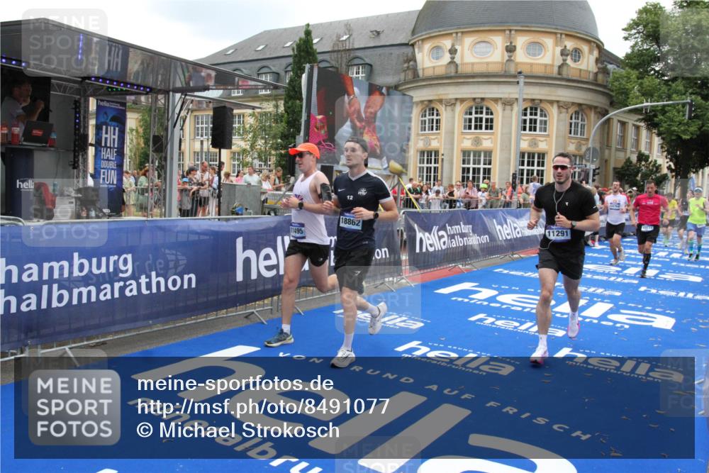 29.06.2025 - hella hamburg halbmarathon Michael Strokosch http://msf.ph/oto/8491077 29.06.2025 10:45:43 Ziel 5047, 6071, 6711, 8668, 11291, 11495, 12154, 14764, 15666, 16617, 17332, 17674, 18862, 18878 meine-sportfotos.de
