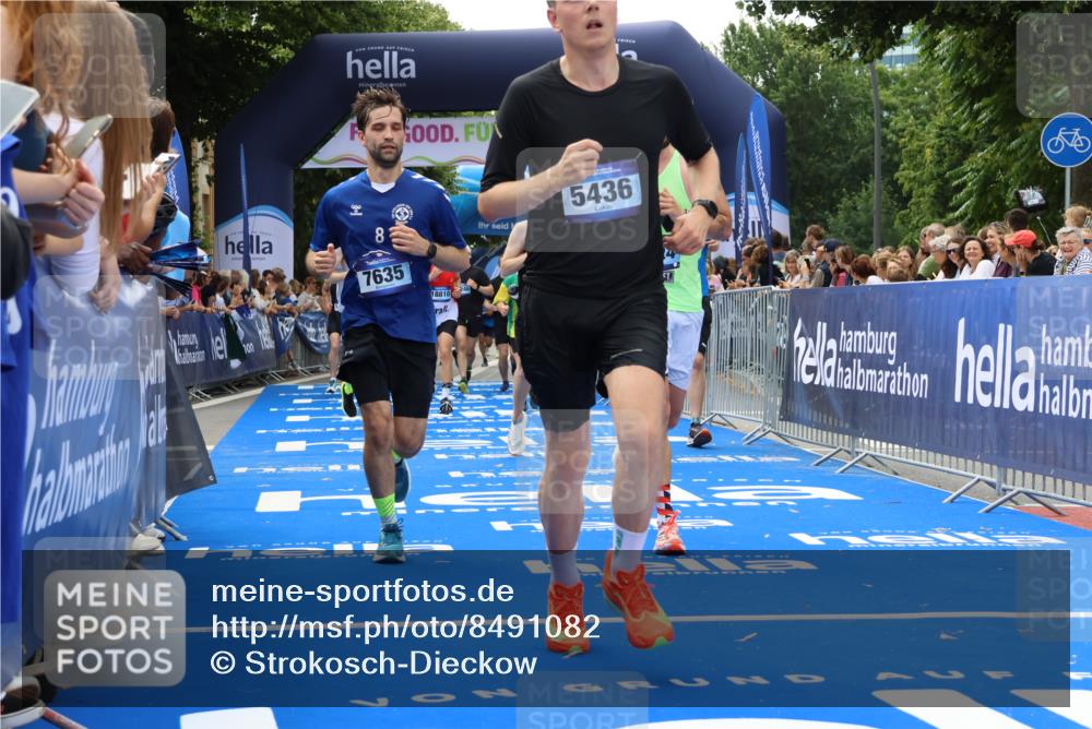 29.06.2025 - hella hamburg halbmarathon Strokosch-Dieckow http://msf.ph/oto/8491082 29.06.2025 10:43:28 Ziel 2653, 3928, 4080, 5124, 5436, 5506, 7635, 8664, 9931, 10237, 10246, 11648, 12623, 13348, 13996, 14484, 16338, 16720, 17391, 18513, 18775, 18810, 18942, 18987, 19009, 19051, 19229 meine-sportfotos.de